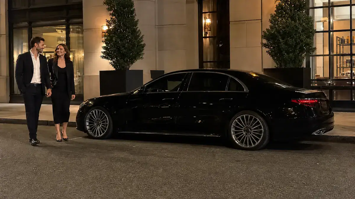 Limo Service NYC 31 NYC limo service black car at night outside a Manhattan venue